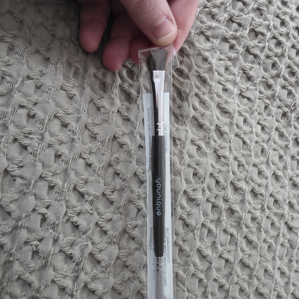 Younique Brush- Angled Eye Brush W/sponge